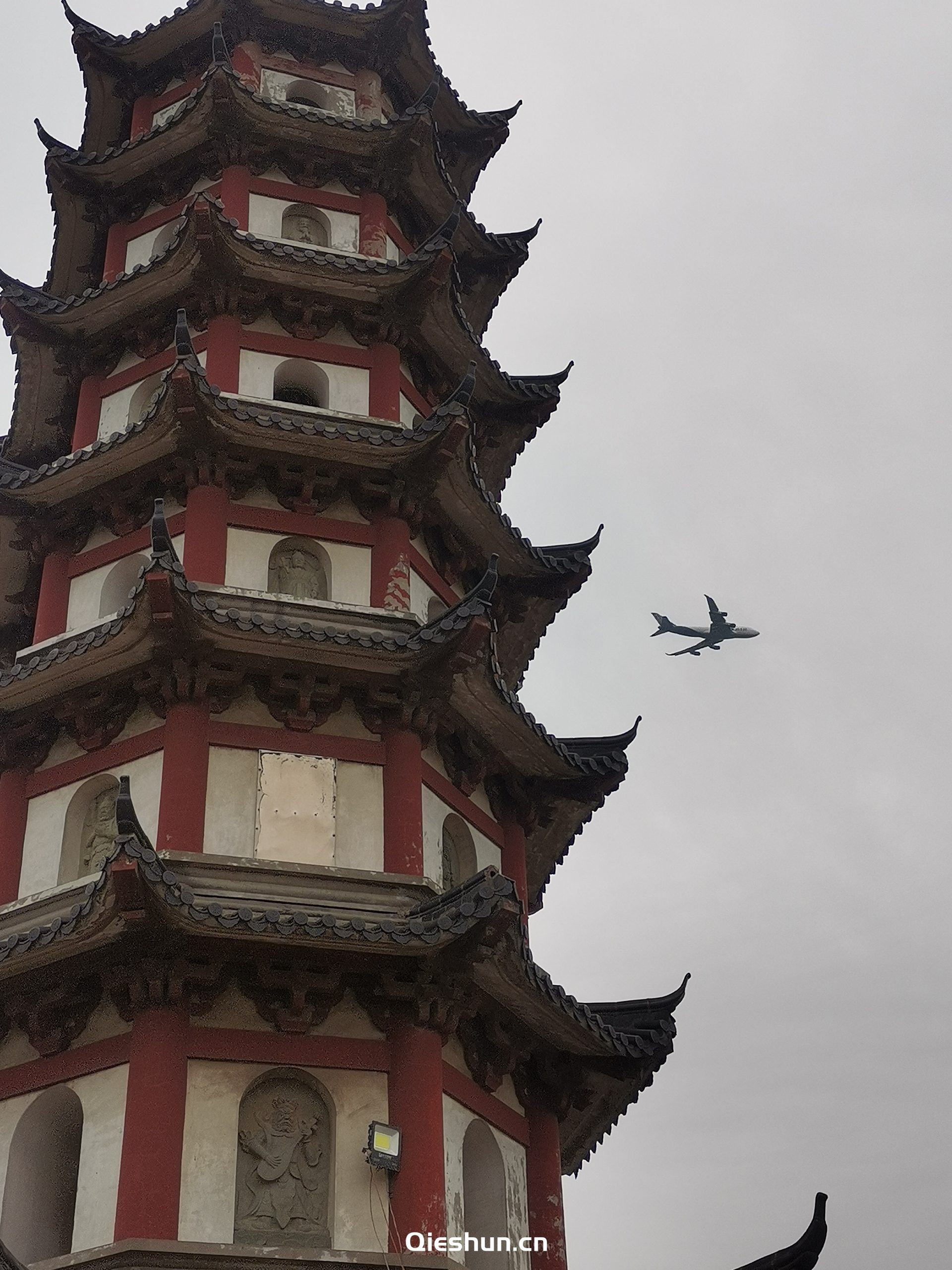 飞机掠过先照禅寺·金刚塔