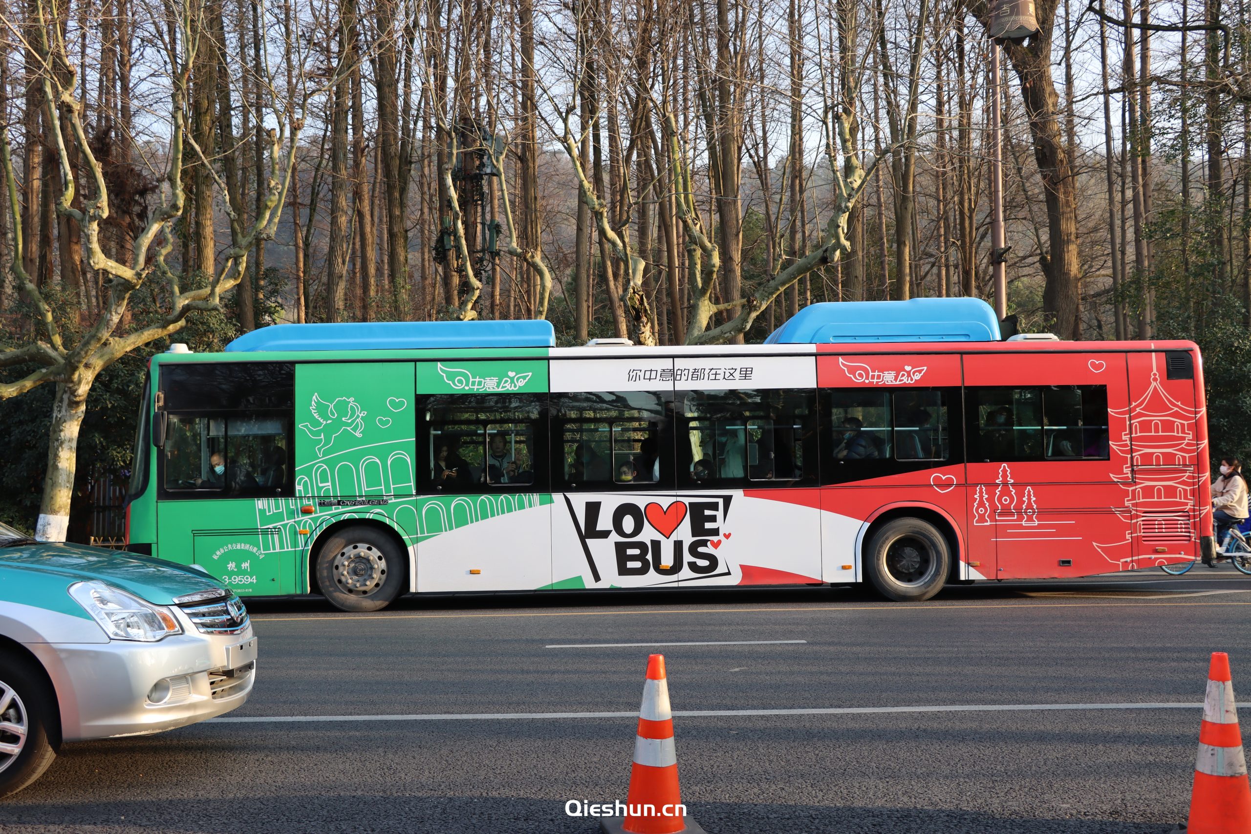 杭州西湖的浪漫爱情巴士LOVEBUS