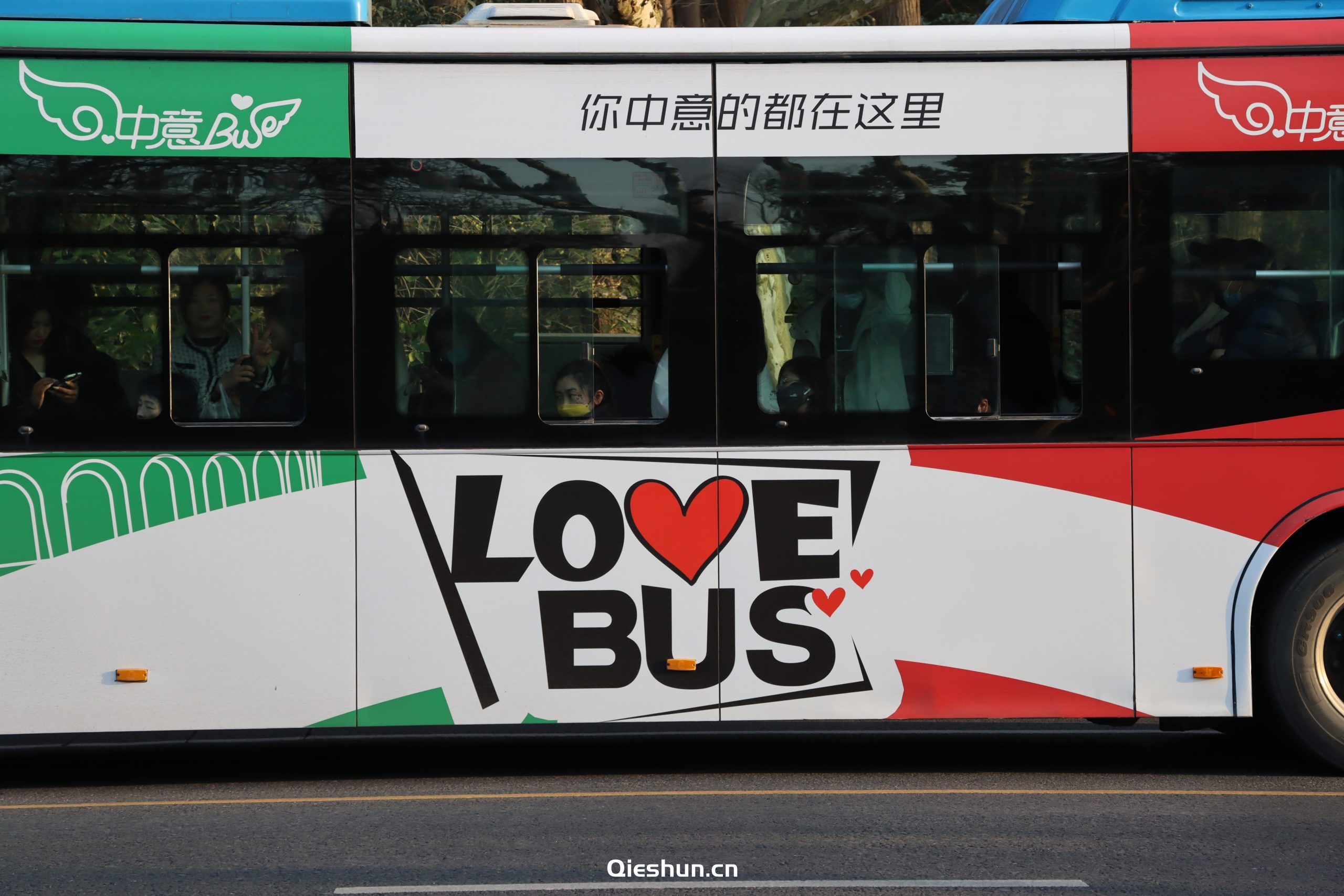 杭州西湖的浪漫爱情巴士LOVEBUS