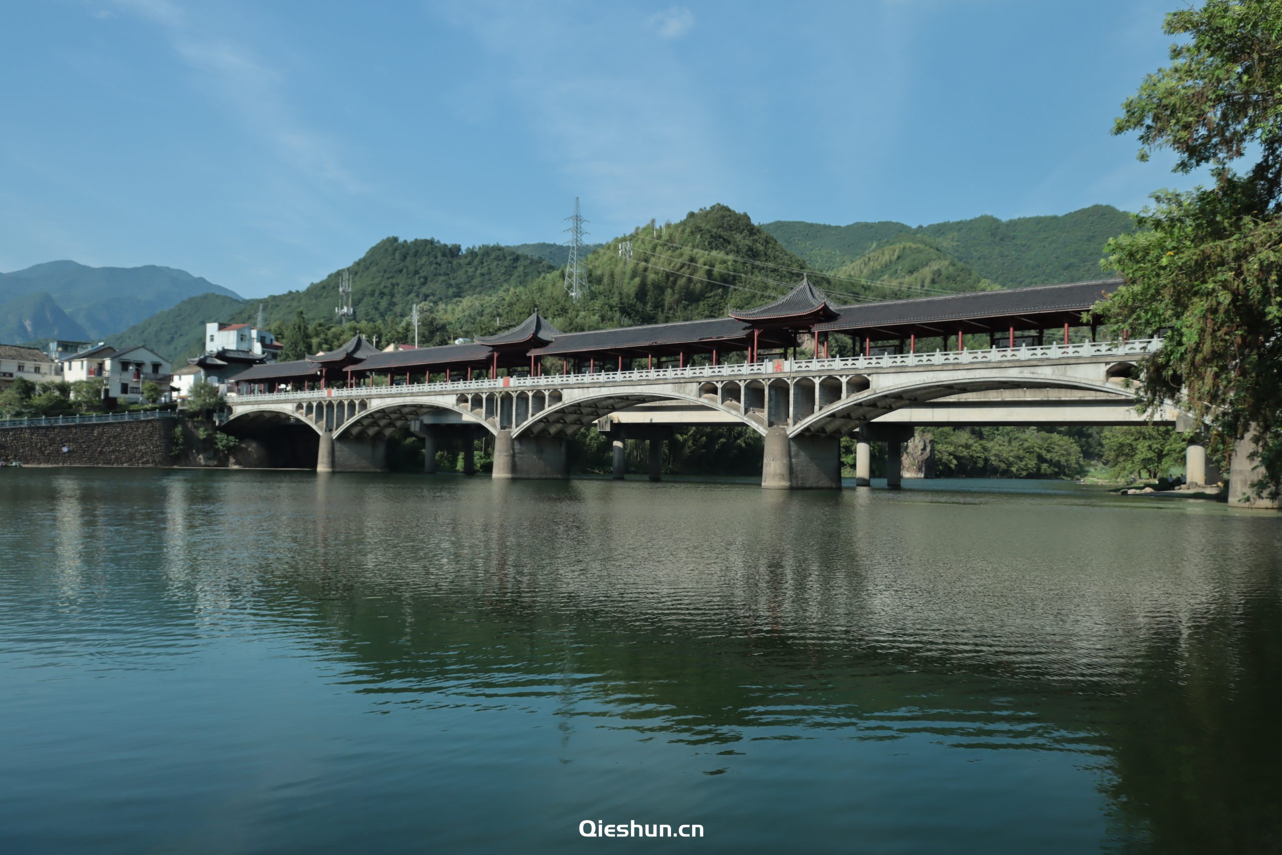 杭州富阳龙鳞坝湖源廊桥